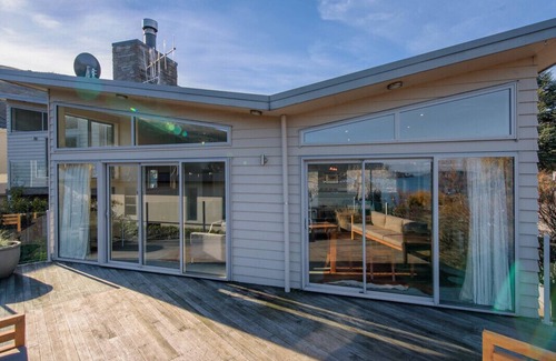 Frankton Cottage | Lake Views on Yewlett - Queenstown Holiday Home