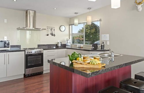 Nukuhau House | Lake Views, Spa Pool, Private Yard & Sun Deck, Close to Town