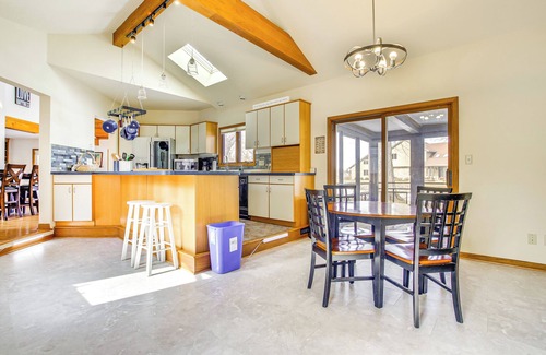 Menasha House | Lake Winnebago Family Retreat: Dock & Deck!
