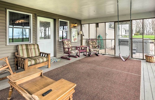 Van Dyne House | Lake Winnebago Getaway w/ Waterfront Family Fun!