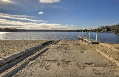 Moultonborough Cottage | Lake Winnipesaukee w/ Hot Tub- Water/beach access!
