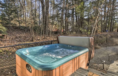 Moultonborough Cottage | Lake Winnipesaukee w/ Hot Tub- Water/beach access!