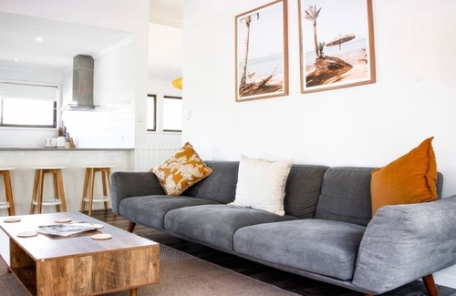 Berkeley Vale House | LAKEDGE RETREAT - LAKEFRONT, POOL + 3 ENSUITES