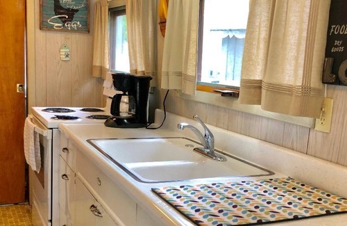 Twin Lake Cabin | LAKEFRONT 1930s CABIN! GRAND VIEWS! KAYAKS! DOCK! TRAILS! NATURE! RELAX!