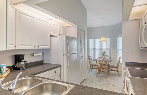 South Bradenton Condo | Lakefront 2BR condo near IMG - Pool - Pickleball - Tennis - Sun N Palms