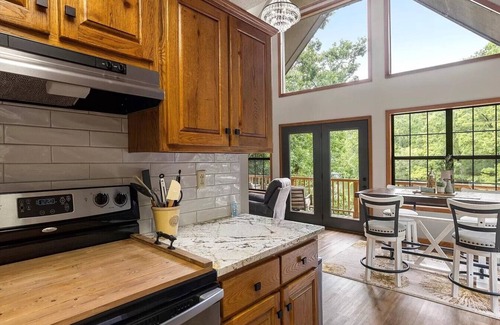 Ten Mile House | Lakefront 3-bedroom cottage on Watts Bar Lake with boat slip!