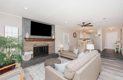 Warner Robins House | Lakefront 3BR | 2 Car Garage | Pet Friendly