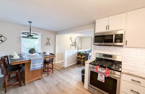 Camdenton House | Lakefront 4bd2badockgrilldecksfirepit-12pp