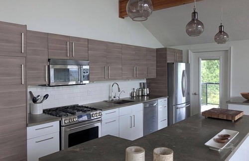 Gravenhurst Cottage | Lakefront 5 Bedroom + 5 bathroom Cottage w/Boat on Miller Island Muskoka