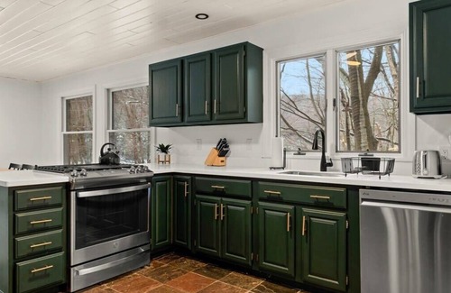 Newbury House | Lakefront 5-BR Chalet 15-Min. to Mt. Sunapee