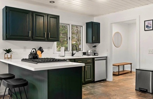 Newbury House | Lakefront 5-BR Chalet 15-Min. to Mt. Sunapee