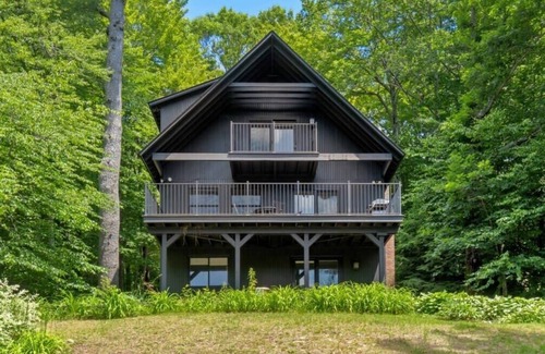 Newbury House | Lakefront 5-BR Chalet 15-Min. to Mt. Sunapee