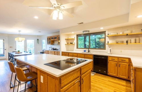 Waleska House | *Lakefront 5BR home*Indoor pool+sauna+game room