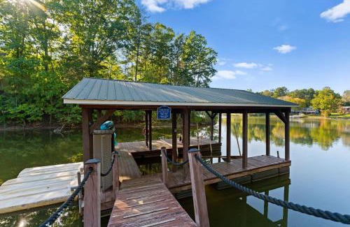 Denver House | Lakefront 6BDR Priv Dock Game Room Firepit Jakes Lake House by Avantstay