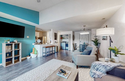 Cornelius Apartment | Lakefront apartment with private W/D, boat slip, and community pool