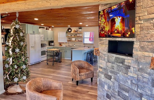 La Follette Cabin | Lakefront, Baltic jacuzzi, 6bdrm, 3 fire pits, kayaks, 24’outdoor Bar!sxs trails