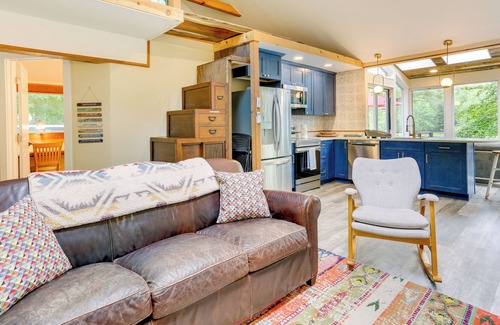 White Lake Cabin | Lakefront Bethel Cabin w/ Deck, Grill & Views!