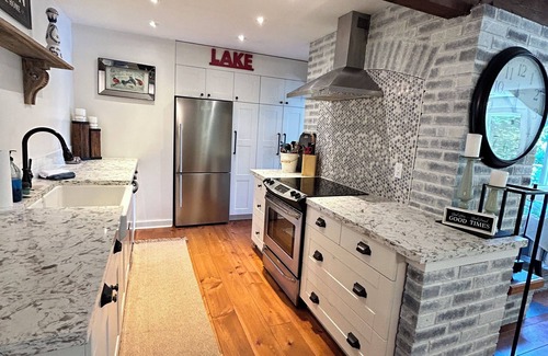 Bala Cottage | Lakefront Bliss:Luxury,Comfort and unforgettable views-7bedroom w/hot tub