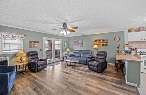 Southmont House | Lakefront/Boat Dock, 3/2, Furnished, Castaway Cottage, covered back deck views