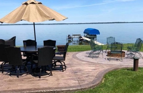 Eureka House | Lakefront, Boat, Fish, Jetski, Rest, Oshkosh EAA, Sleeps up to 12 comfortably