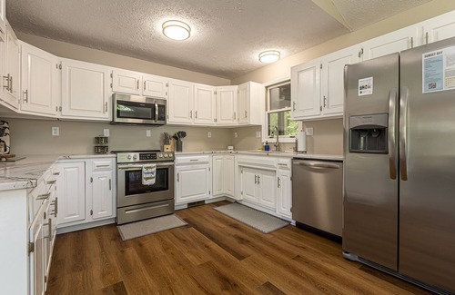 Wolf Creek House | Lakefront Boho Chic 4BR | Playground & Waterslide