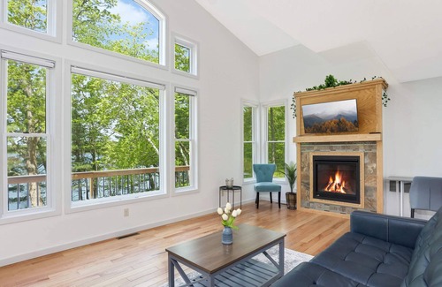 Luck Cottage | Lakefront Bunkhouse