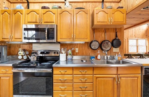 Highlands Hills Cabin | Lakefront Cabin, 2 bedrooms downstairs, 2 upstairs in loft - Sleeps 6