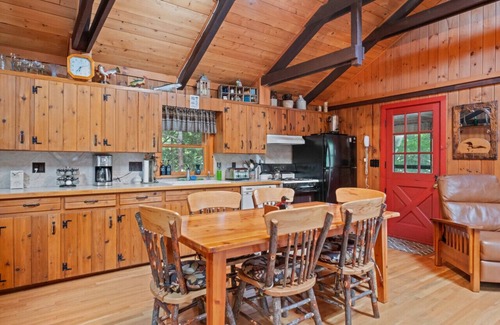 Stoddard Cabin | Lakefront Cabin/314' Shoreline