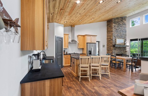 Blairsville Cabin | Lakefront Cabin - Private Dock, Stunning Views, Perfect 4 Families & Groups!