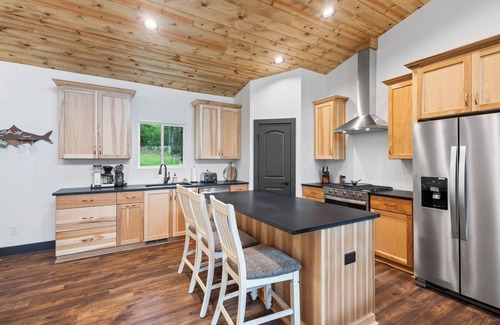 Blairsville Cabin | Lakefront Cabin - Private Dock, Stunning Views, Perfect 4 Families & Groups!