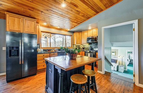 Robbinsville House | Lakefront Cabin Retreat w/Dock in Robbinsville!