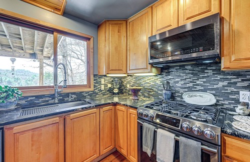 Robbinsville House | Lakefront Cabin Retreat w/Dock in Robbinsville!