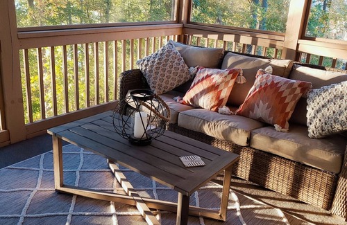 Livingston Cabin | Lakefront Cabin: Sunset View+Jetted tub+ Tesla Charger