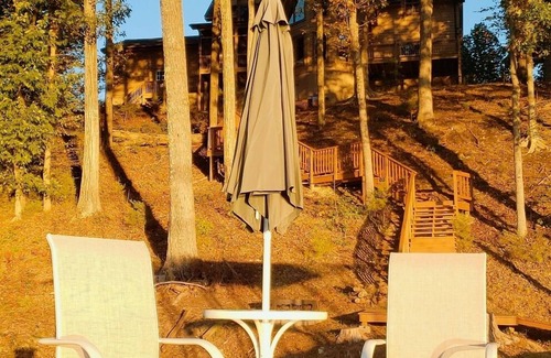Livingston Cabin | Lakefront Cabin: Sunset View+Jetted tub+ Tesla Charger