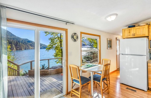 Hoodsport Cabin | Lakefront Cabin with Spacious Deck on Lake Cushman