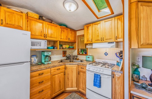Hoodsport Cabin | Lakefront Cabin with Spacious Deck on Lake Cushman