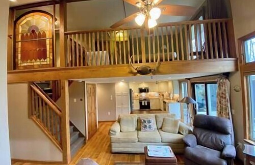 Locust Lake Village House | Lakefront Chalet Golf Cart, Pontoon & Kayak in LLV