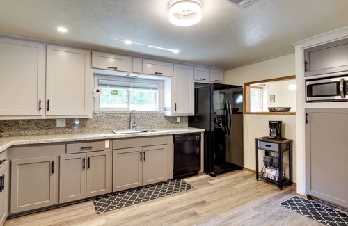 Wellborn Cottage | Lakefront College Station Home Near Texas A & M!