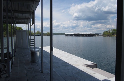 Hollister Condo | Lakefront Condo A-2 at Vickery Resort by RedAwning