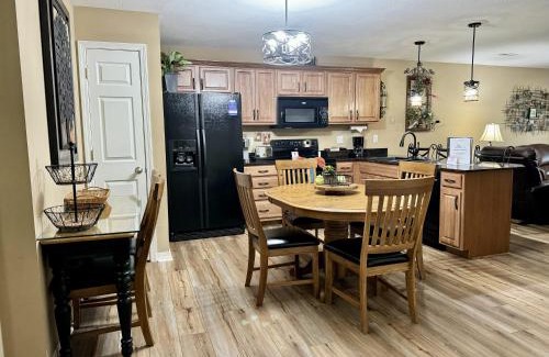 Hollister Apartment | Lakefront Condo A-3