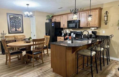 Hollister Apartment | Lakefront Condo A-3