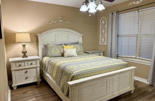 Hollister Apartment | Lakefront Condo A-3