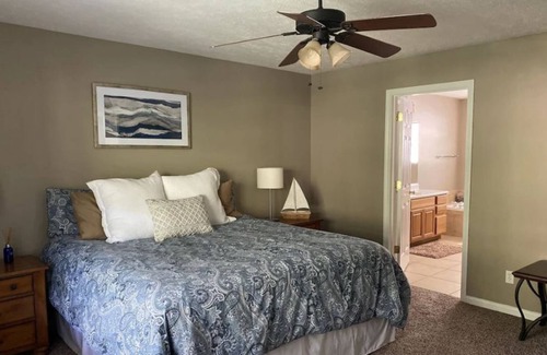 La Follette Condo | LAKEFRONT CONDO / DECK VIEWS / COVERED SLIP