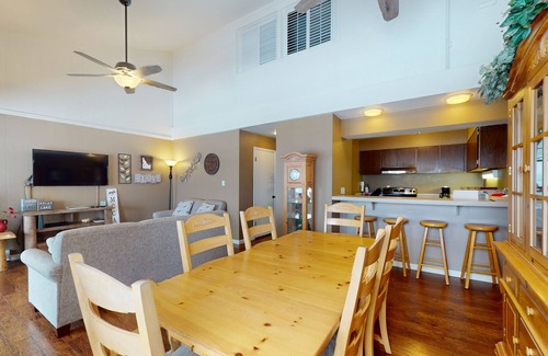 McCall Condo | Lakefront condo w/enclosed balcony, lovely views & shared seasonal pool/beach