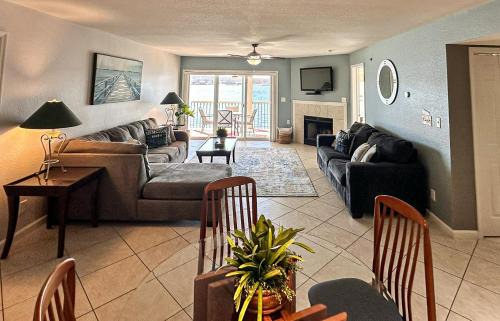 Village of Four Seasons House | Lakefront Condo Wdockdeckpools-sleeps 6