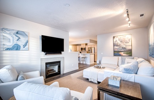 Coeur d'Alene Condo | Lakefront condo with mountain views, pool, balcony, grill, fireplace, streaming