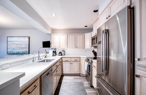 Coeur d'Alene Condo | Lakefront condo with mountain views, pool, balcony, grill, fireplace, streaming