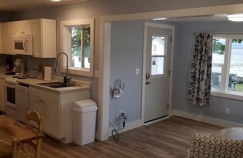 Arcadia Cottage | Lakefront Cottage #5, AC, Newly Remodeled, 8 Kayaks, 4 SUP, Rowboats