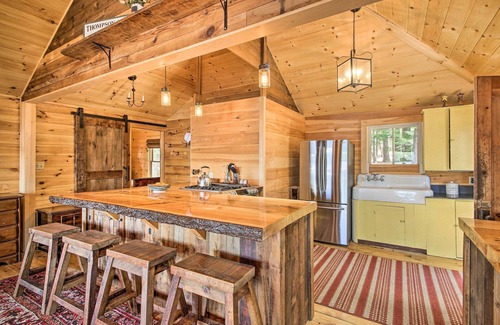 Oxford Cottage | Lakefront Cottage: Boat Dock, Patio & Kayaks!