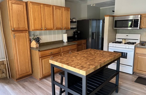 Geneva House | Lakefront Cottage BOOK 3 nights in 2025 get 4th free. Must msg for discount.
